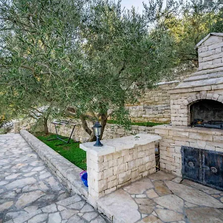 Borovina By Interhome * יאנוב