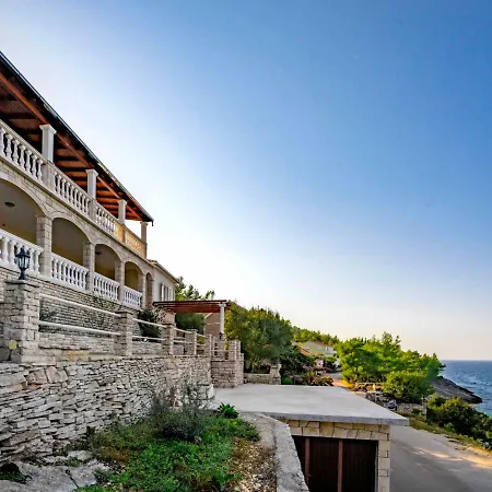 Borovina By Interhome יאנוב